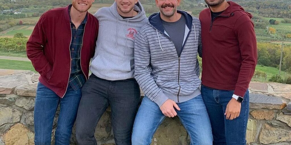 b3dc8dd541392f9dc9cf85d3649c5361c4a85d0a5b45aa747318d26d0c0f221b Friends posing on the wall at dirt farm brewing, loudoun county virginia